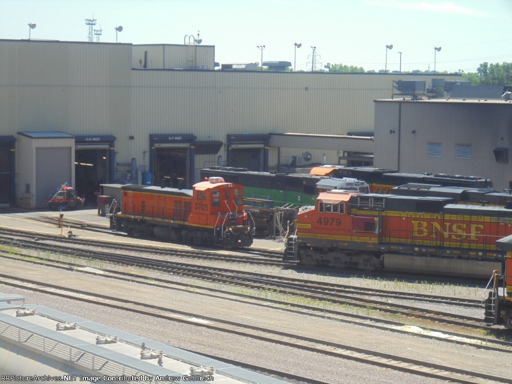 BNSF 3703 + 4979